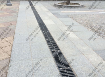 海綿城市小區(qū)改造樹(shù)脂U型排水溝配套球墨鑄鐵蓋板案例