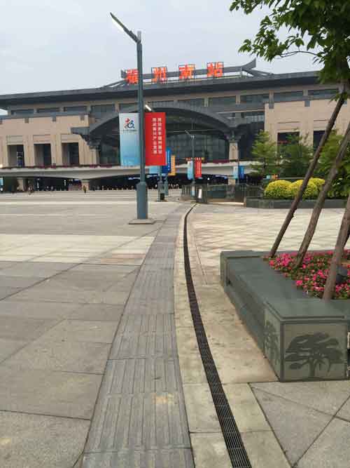 车站前广场排水沟.jpg
